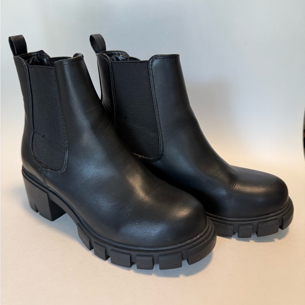 Arizona Women’s Thayer Block Heel Chelsea Boots Size 7M Black Used